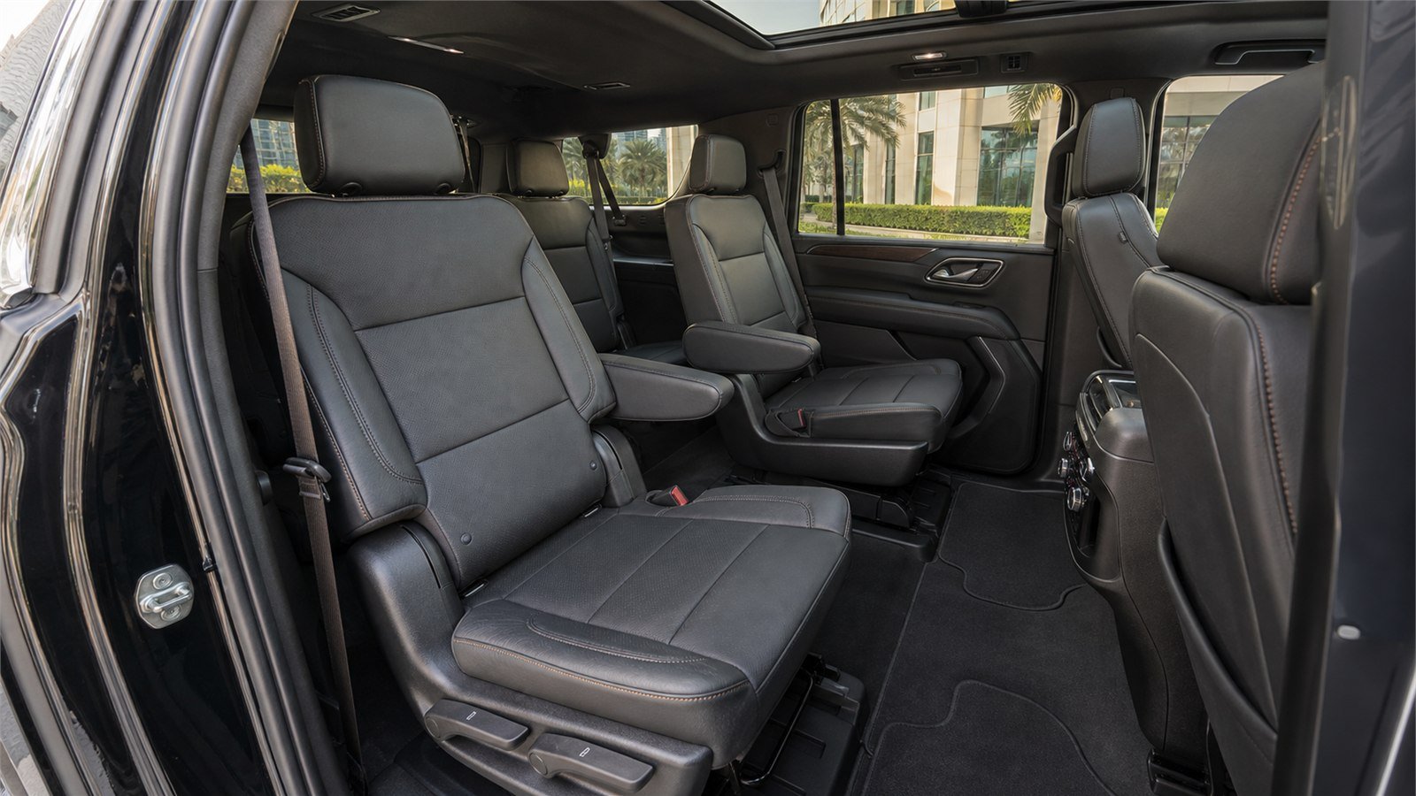 Chevrolet Suburban — interior 2